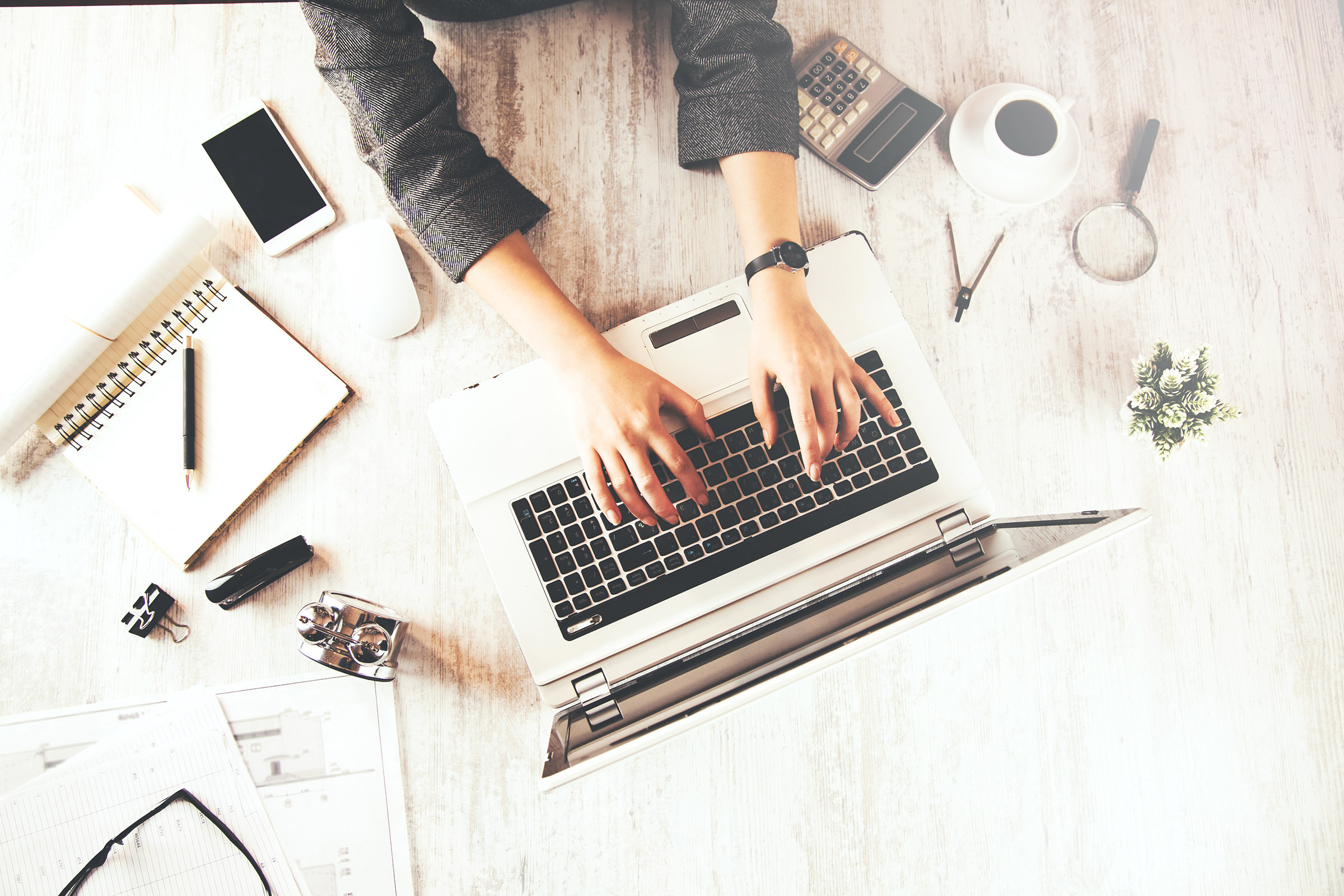 woman hand on keyboard